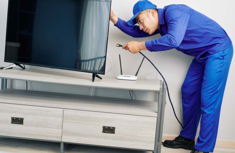 Comment cacher un câble d'une TV murale ?